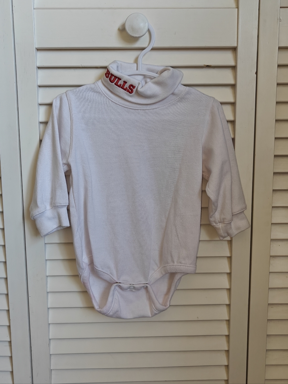 Chicago Bulls White Infant Bodysuit featuring The Team Logo on Turtleneck 6/9M